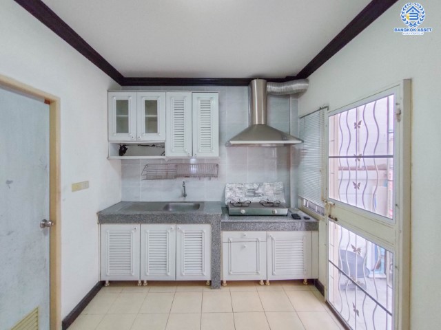 ทาวน์เฮ้าส์มือสองย่านกรุงเทพฯ ม.บ้านรุ่งเรือง สรงประภา เนื้อที่มากถึง 24.2 ตร.ว. ฟังก์ชัน 3 ห้องนอน 2 ห้องน้ำ 1 ที่จอดรถ แถมฟรี! 2 เครื่องปรับอากาศ บนทำเลเยี่ยม ใกล้รถไฟฟ้าสายสีแดง "สถานีดอนเมือง" และทางด่วน "อุตราภิมุข" ในราคาคุ้มสุดในย่าน! จองเลย!